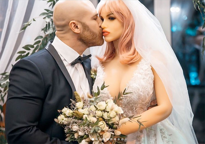 Bodybuilder Yuri Tolochko heiratet Sexpuppe
