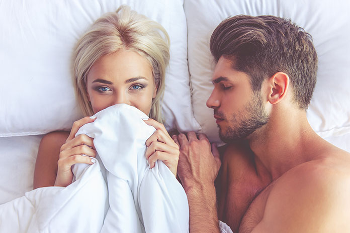 Junges Paar schläft zusammen im Bett
