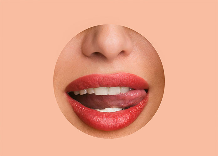 Ansicht von weiblichen Lippen durch runden Ausschnitt